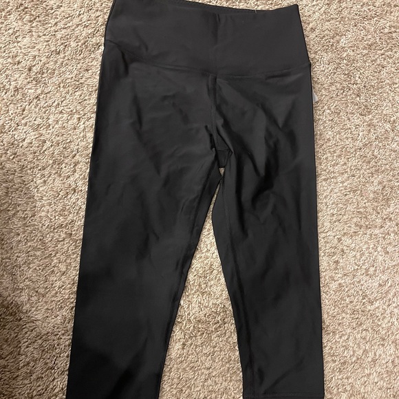 BRAND NEW VICTORIAS SECRET VS SPORT CROP LEGGINGS - Picture 2 of 6